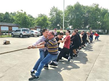 勞動(dòng)最美、團(tuán)結(jié)拼搏”拔河比賽